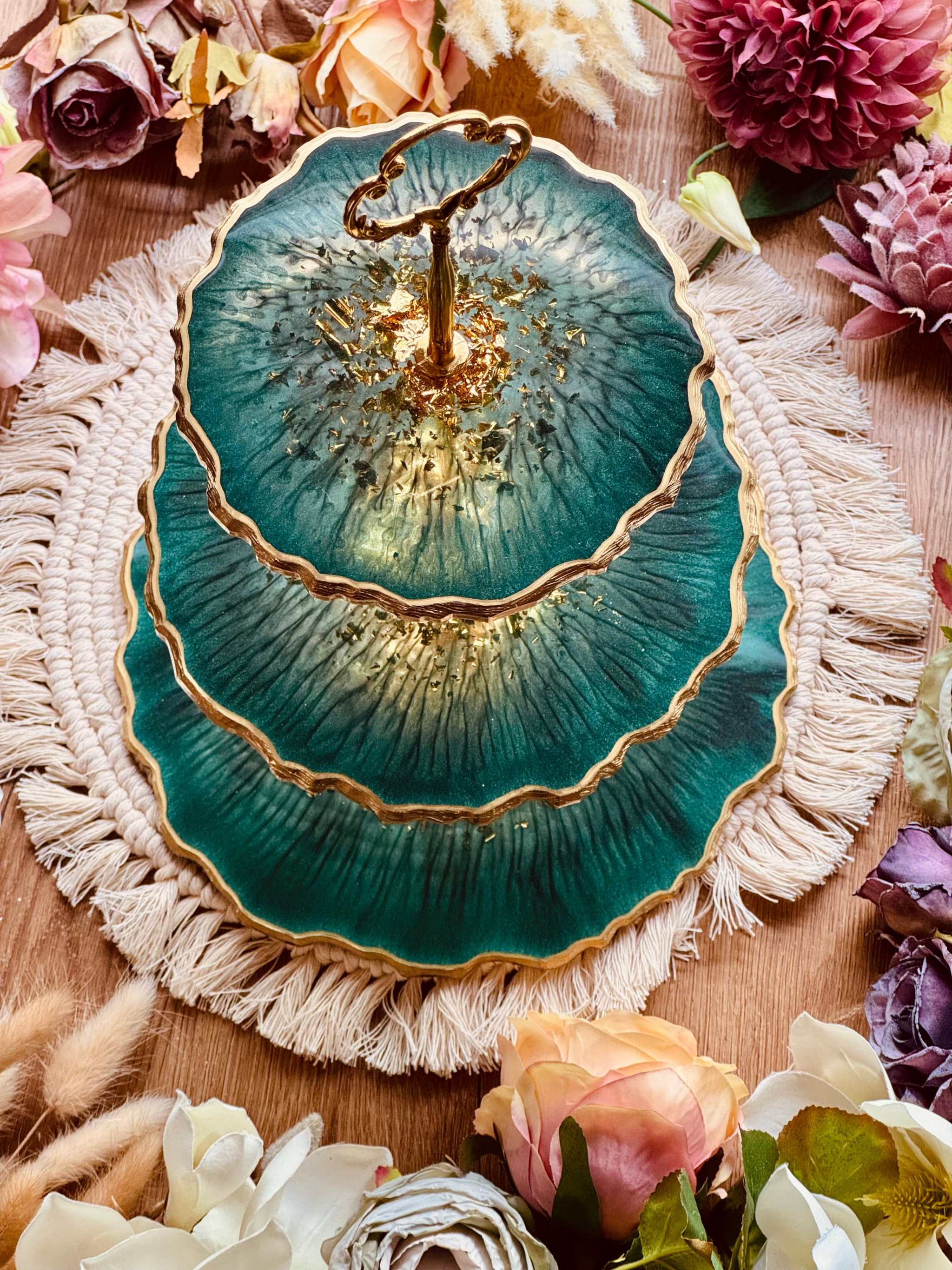 Handgefertigte Epoxidharz Etagere in edlem Grün mit goldenen Akzenten, perfekt für stilvolle Dekoration oder als Servierplatte für besondere Anlässe.

Dekorative 3-stufige Etagere aus hochwertigem Resin, einzigartiges Design in Grün-Gold, ideal für elegante Wohnraumgestaltung oder Feiern.