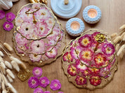Handgefertigte Resin Epoxidharz Etagere mit roten und rosa Rosen sowie goldenen Details auf Holzuntergrund, ideal für Tischdekoration.