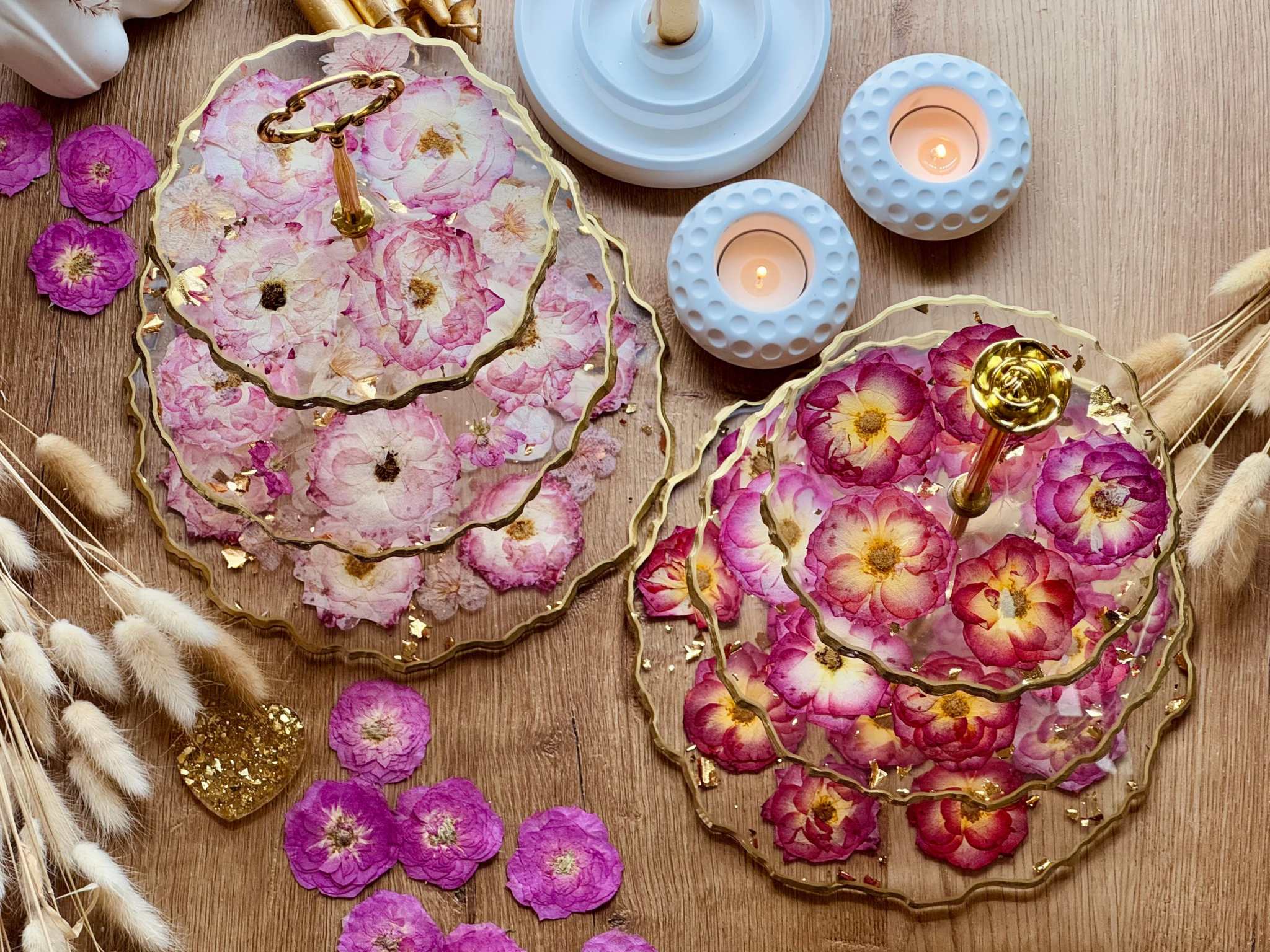 Handgefertigte Resin Epoxidharz Etagere mit roten und rosa Rosen sowie goldenen Details auf Holzuntergrund, ideal für Tischdekoration.