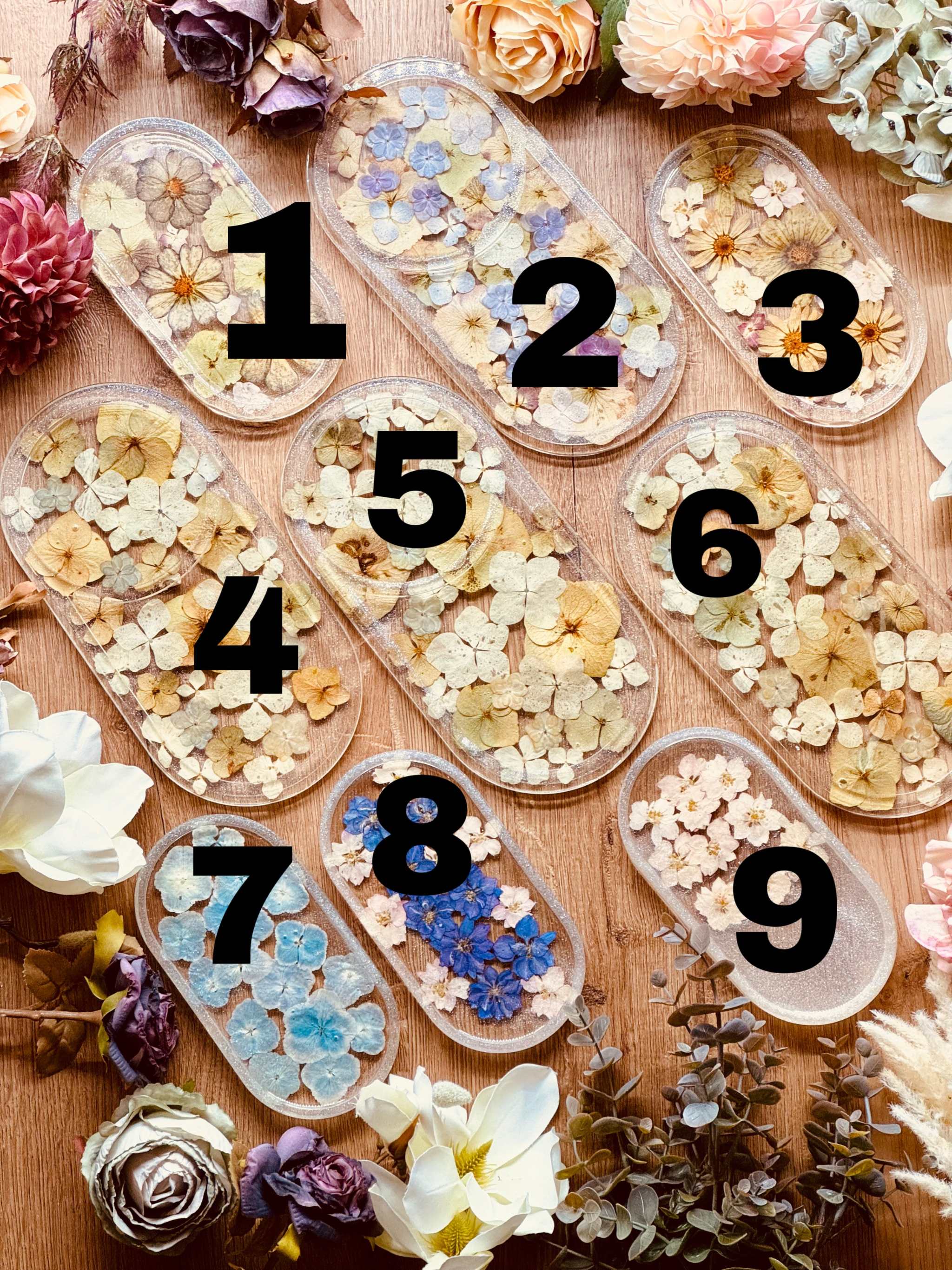 Handgefertigte Resin Schmuckschalen mit eingegossenen Blüten, verschiedene Größen, dekorativ und einzigartig.