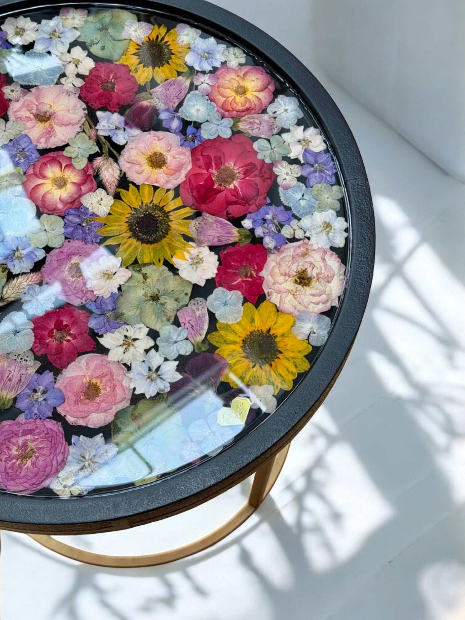 Brautstrauß konservieren -  Handgefertigter Couchtisch aus Holz und Epoxidharz mit Sonnenblumen, Rosen, Hortensien und weiteren echten Blumen – einzigartiges Möbelstück für dein Zuhause.Auch mit deinem Brautstrauß zur Brautstrauss Konservierung