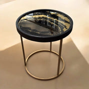 Handgefertigter Couchtisch aus Resin in Schwarz und Gold, ideal als dekorativer Beistelltisch für das Wohnzimmer oder als Geschenk für besondere Anlässe.