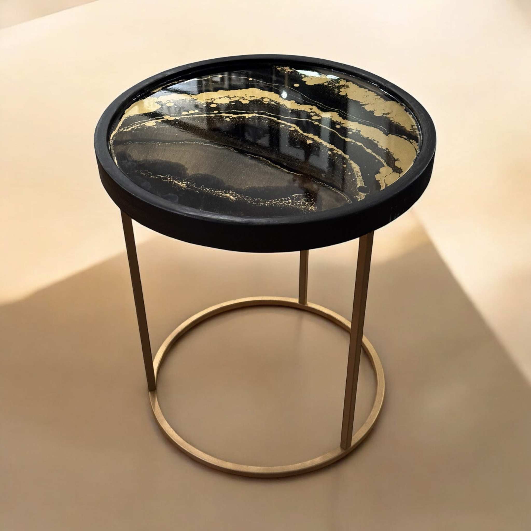Handgefertigter Couchtisch aus Resin in Schwarz und Gold, ideal als dekorativer Beistelltisch für das Wohnzimmer oder als Geschenk für besondere Anlässe.