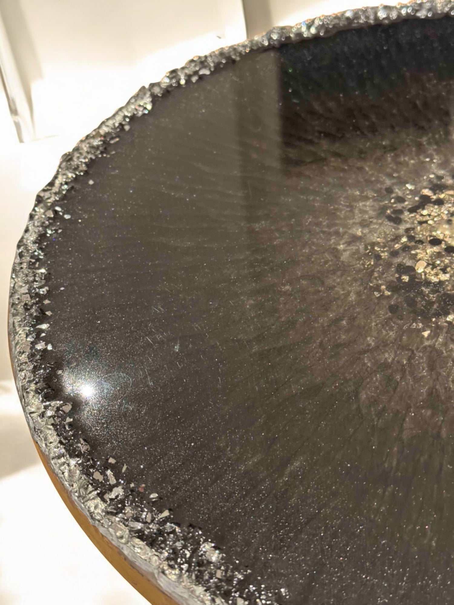 Handgefertigter Couchtisch mit Epoxidharz, rund und stabil, Kristallkante, edle Optik in Schwarz für anspruchsvolle Wohnkonzepte