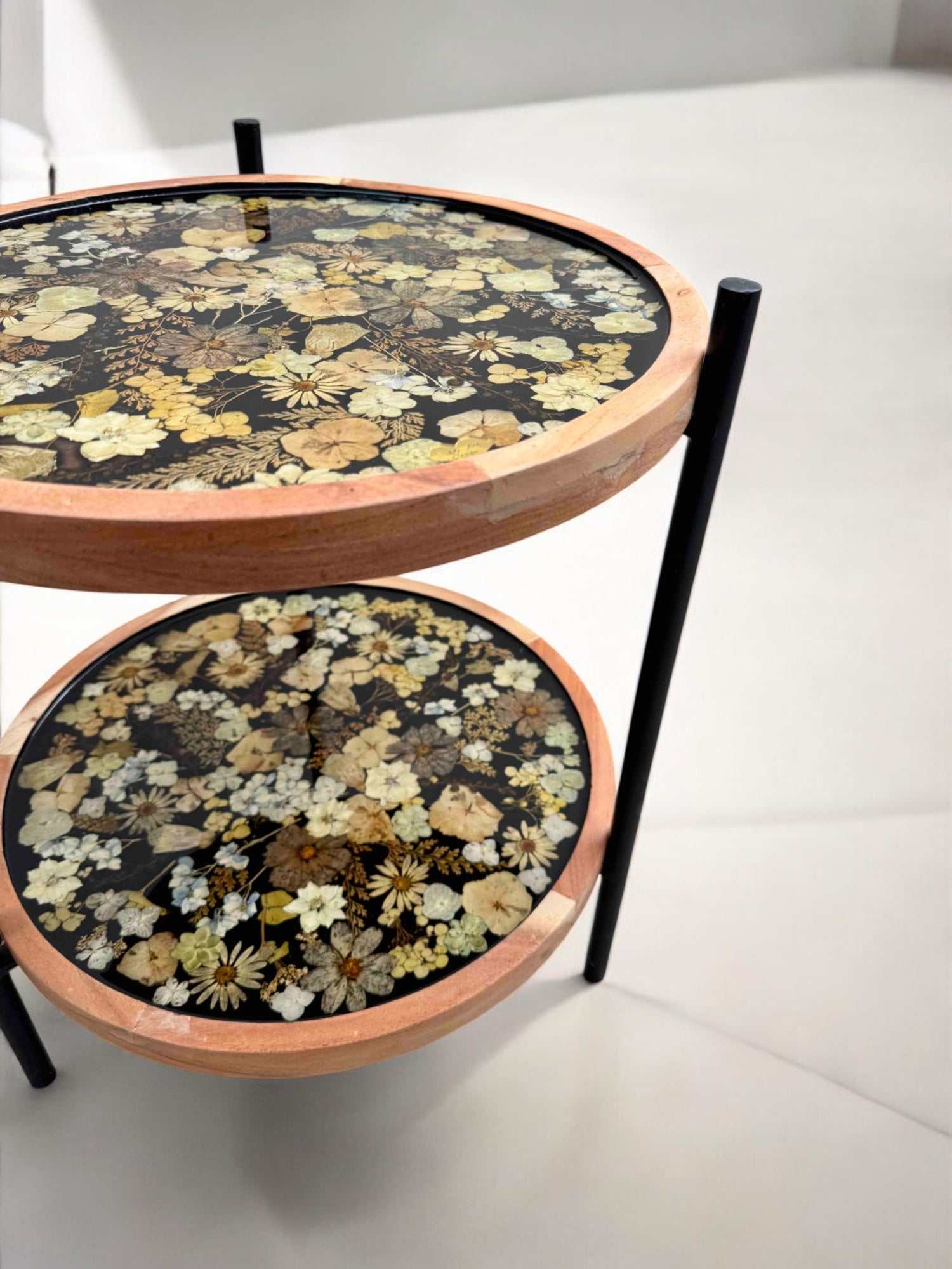 Handgefertigter Epoxidharz Couchtisch im Boho-Stil mit natürlichen, gebleichten Blumen – 40x48 cm, zwei Mango-Holzplatten auf Metallgestell