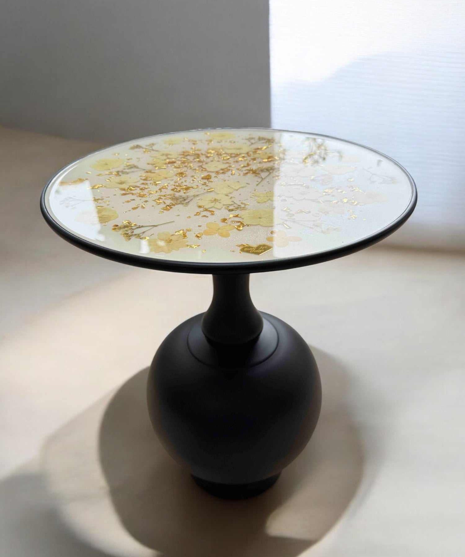 Brautstrauß Konservieren: Handgefertigter Epoxidharz Couchtisch mit floraler Platte und Goldakzenten – rund, 36 cm, 43 cm hoch, künstlerisch & modern