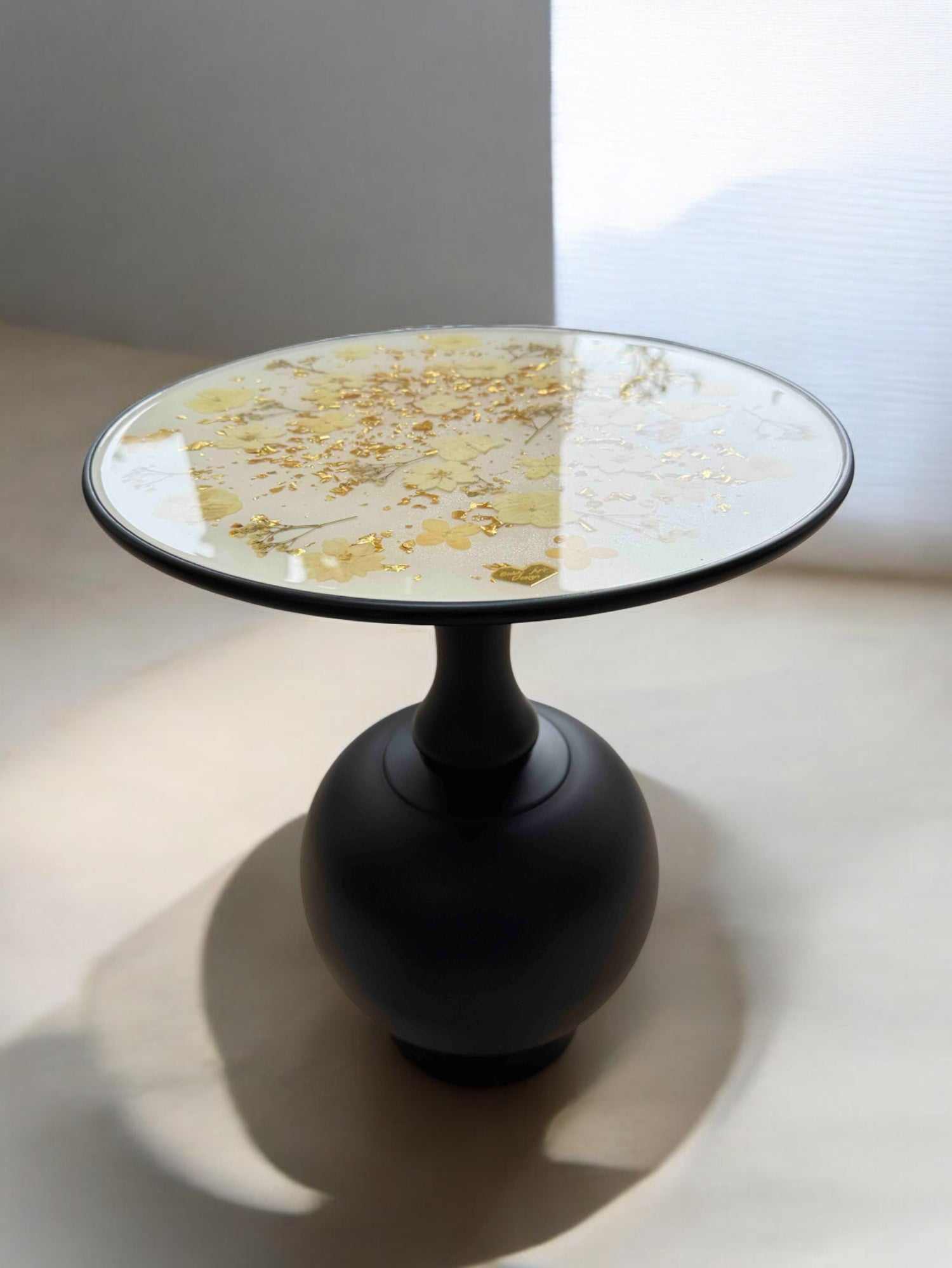 Brautstrauß Konservieren: Handgefertigter Epoxidharz Couchtisch mit floraler Platte und Goldakzenten – rund, 36 cm, 43 cm hoch, künstlerisch & modern