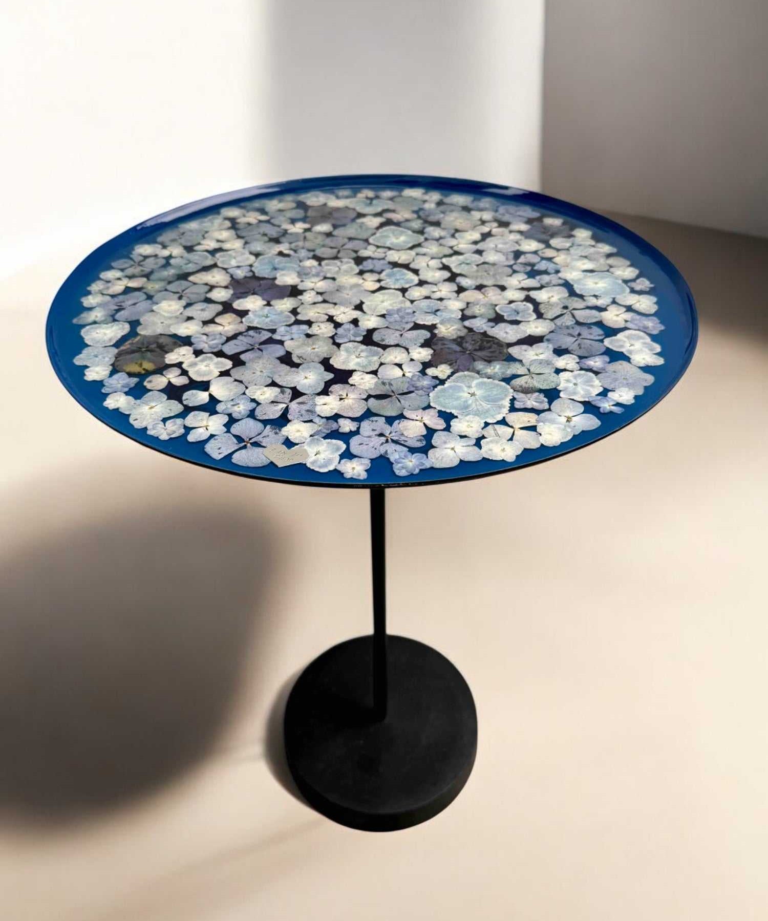Handgefertigter Epoxidharz Couchtisch mit runder Platte und echten blauen Hortensien, 40 cm Durchmesser, 58 cm hoch, florales Designstück