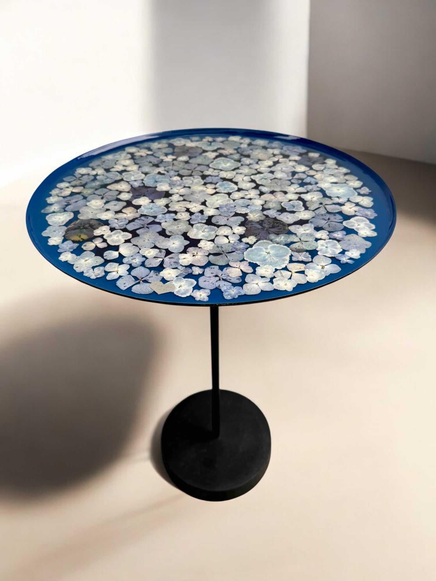 Handgefertigter Epoxidharz Couchtisch mit runder Platte und echten blauen Hortensien, 40 cm Durchmesser, 58 cm hoch, florales Designstück