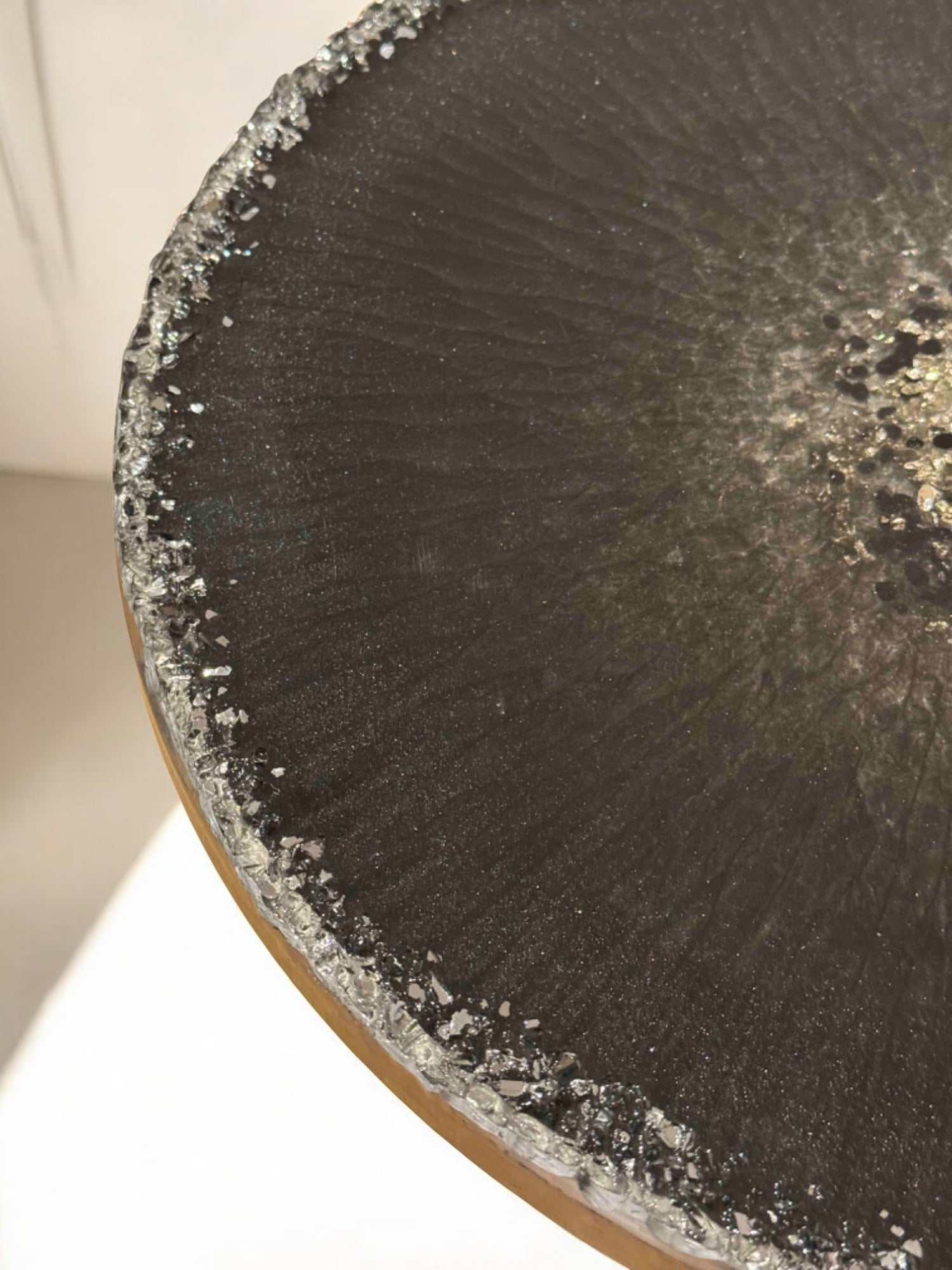 Handgefertigter Epoxidharz Couchtisch mit schwarz-glänzender Oberfläche und glitzernden Kristallrändern – einzigartiges Wohnaccessoire