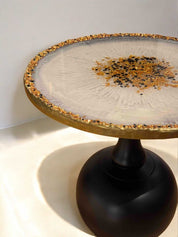 Handgefertigter Epoxidharz Couchtisch mit weißer Tischplatte und goldenen Glitzersteinen – rundes Design, 40 cm Durchmesser, 45 cm hoch