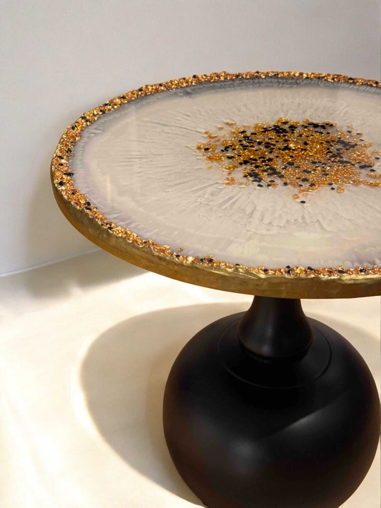 Handgefertigter Epoxidharz Couchtisch mit weißer Tischplatte und goldenen Glitzersteinen – rundes Design, 40 cm Durchmesser, 45 cm hoch