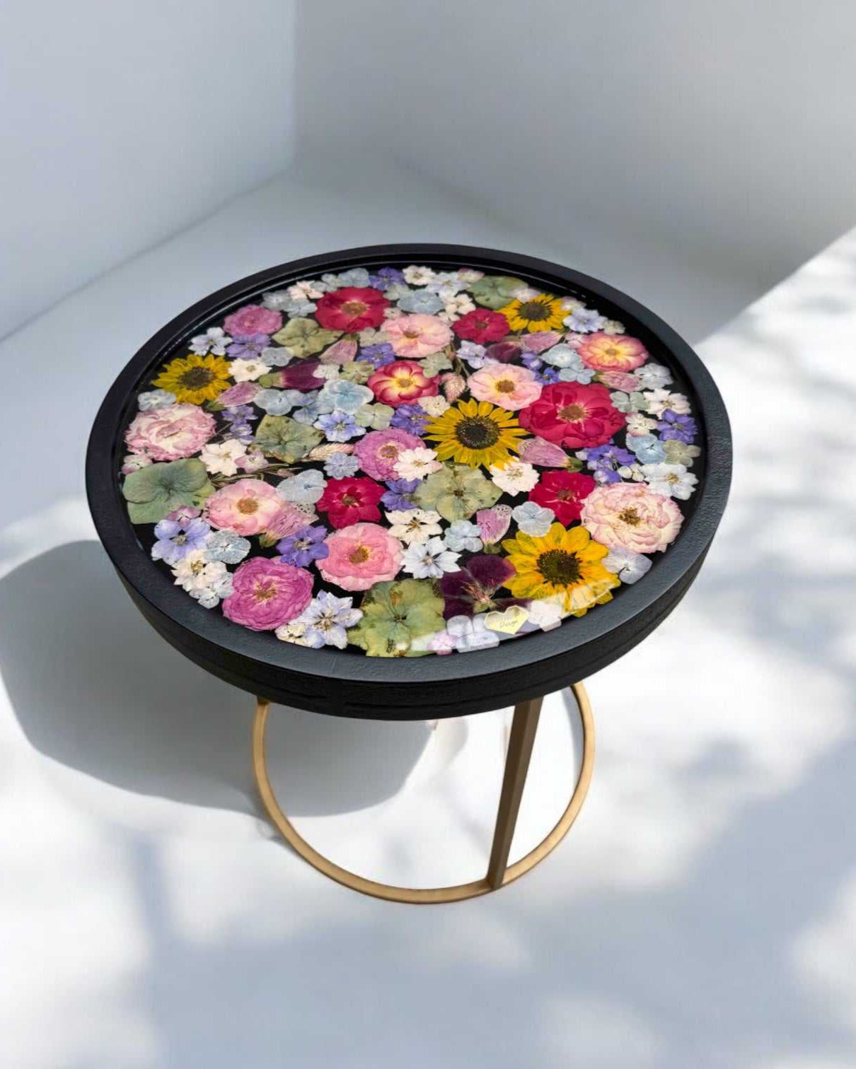 Brautstrauß konservieren -  Handgefertigter runder Couchtisch mit 45 cm Höhe – die Oberfläche aus echtem Holz und Resin mit bunten Blumen sorgt für Wärme und Stil.Auch mit deinem Brautstrauß zur Brautstrauss Konservierung