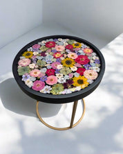 Brautstrauß konservieren -  Handgefertigter runder Couchtisch mit 45 cm Höhe – die Oberfläche aus echtem Holz und Resin mit bunten Blumen sorgt für Wärme und Stil.Auch mit deinem Brautstrauß zur Brautstrauss Konservierung
