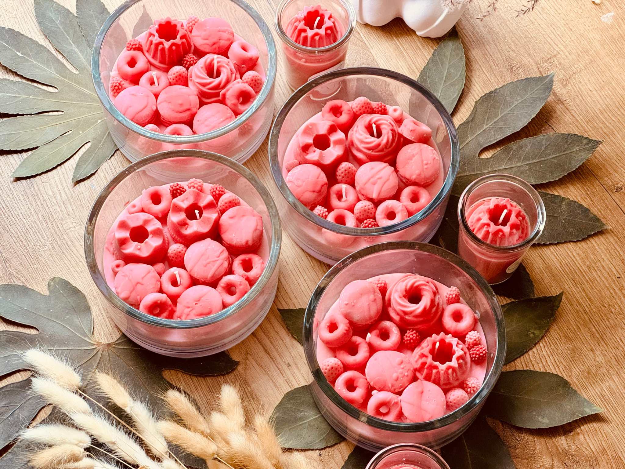 Kerze im Glas in Rosa und Pink mit süßer Verzierung aus Wachs, ideal als kreatives Geschenk und duftendes Deko-Highlight