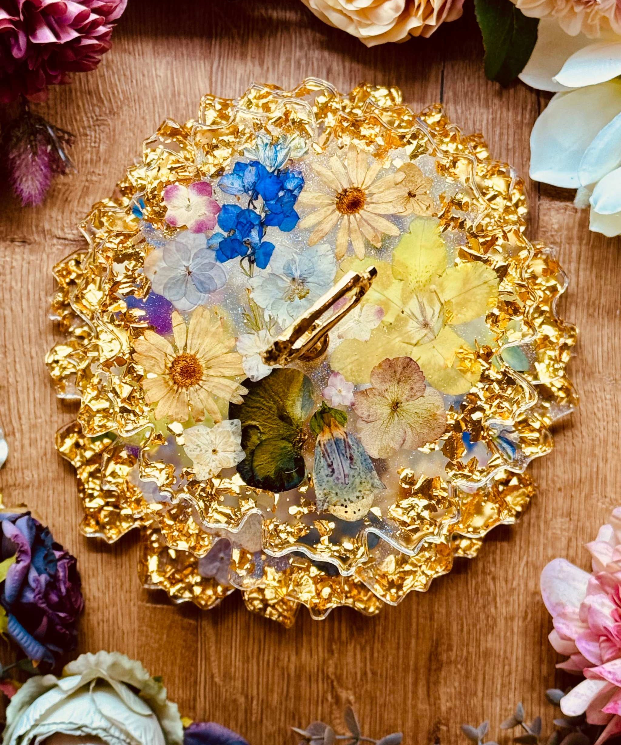 Handgemachte Etagere aus Epoxidharz mit Trockenblumen und Blattgold – luxuriöses Einzelstück in geschwungener Form für stilvolle Tischdeko
