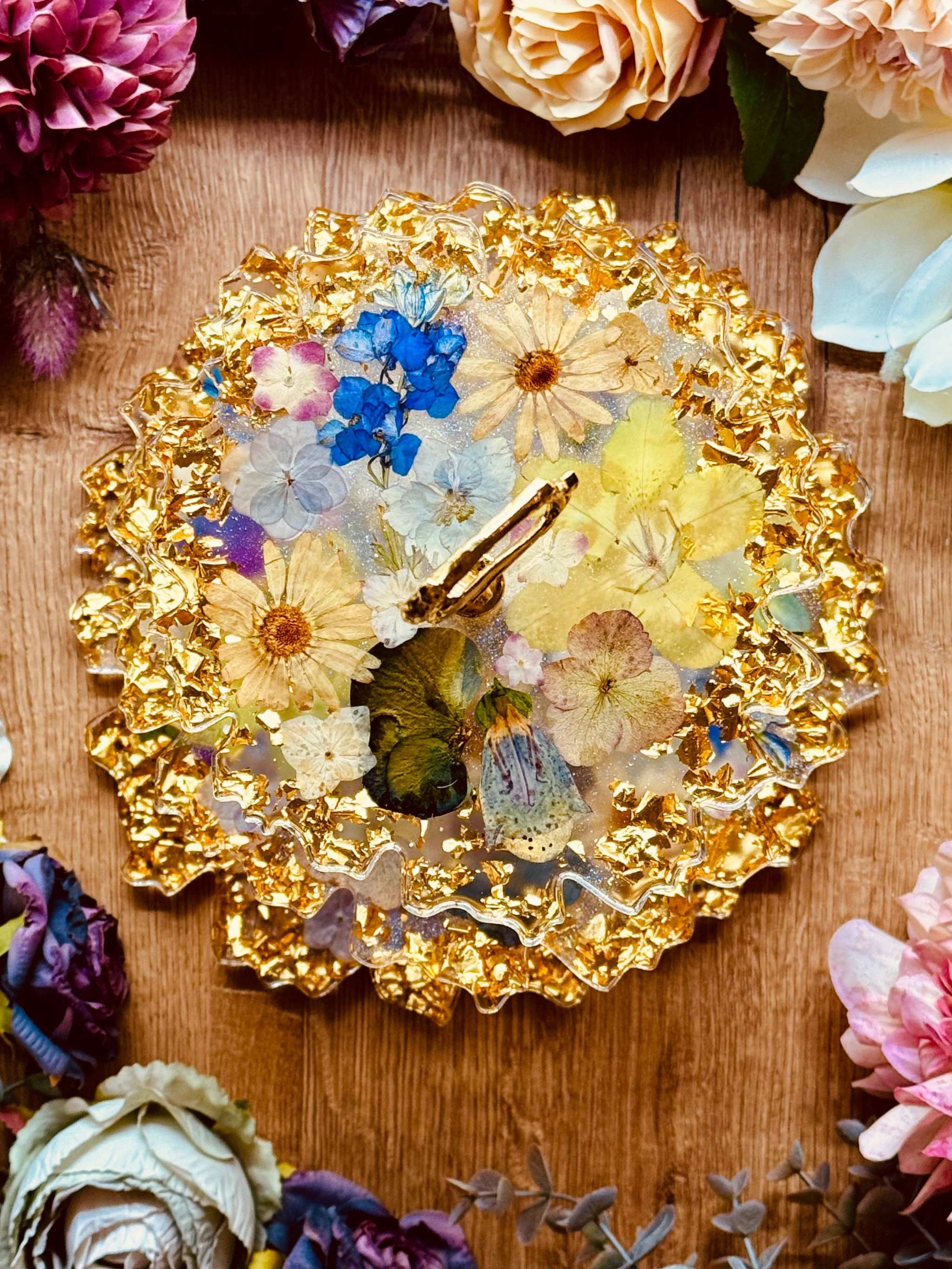 Handgemachte Etagere aus Epoxidharz mit Trockenblumen und Blattgold – luxuriöses Einzelstück in geschwungener Form für stilvolle Tischdeko