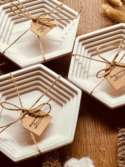 Handcrafted geometric Gießkeramik square dishes, modern and eco-friendly design.Handgemachte Giesskeramik Schale The Square Weisse Deko