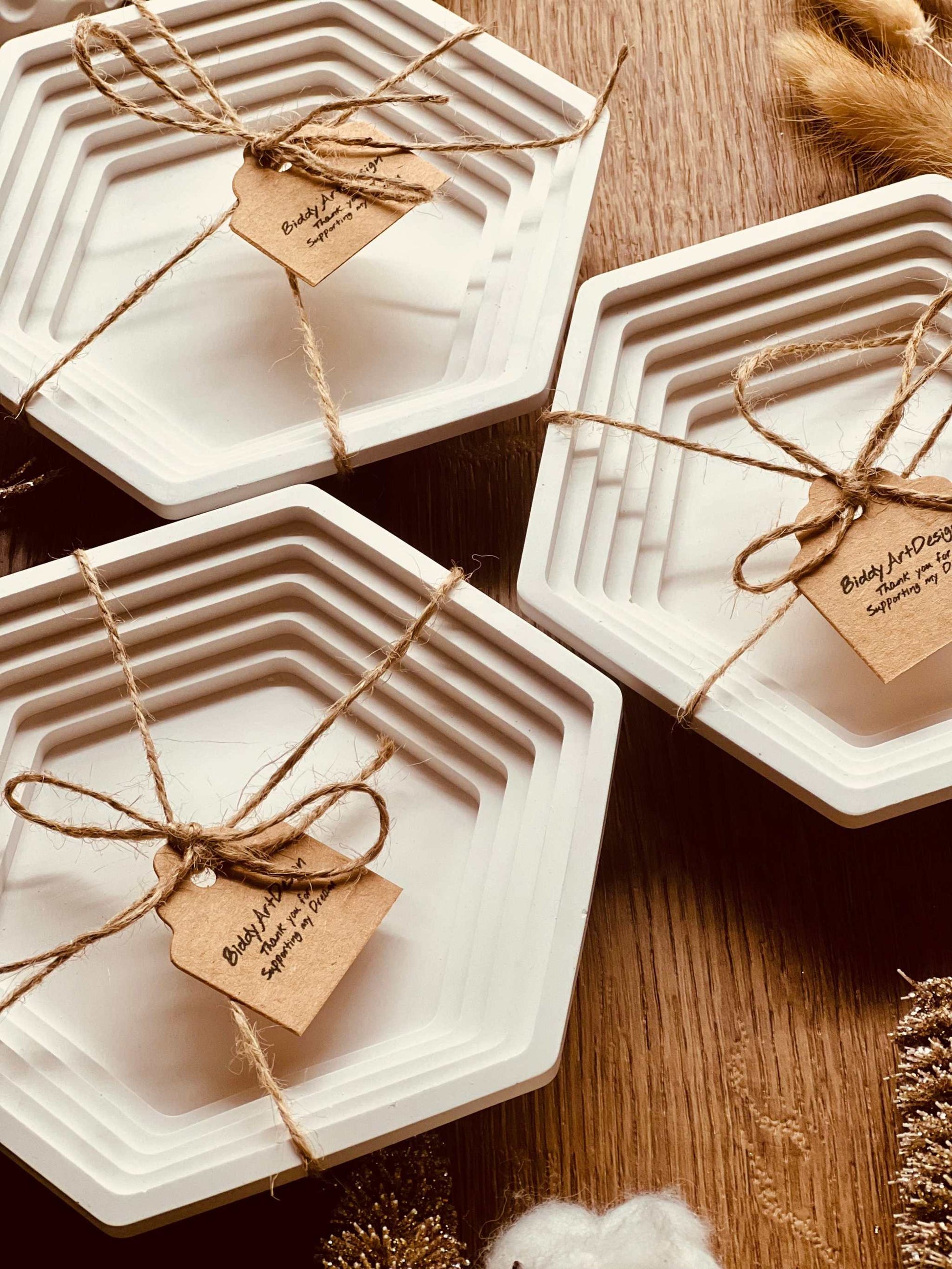 Handcrafted geometric Gießkeramik square dishes, modern and eco-friendly design.Handgemachte Giesskeramik Schale The Square Weisse Deko