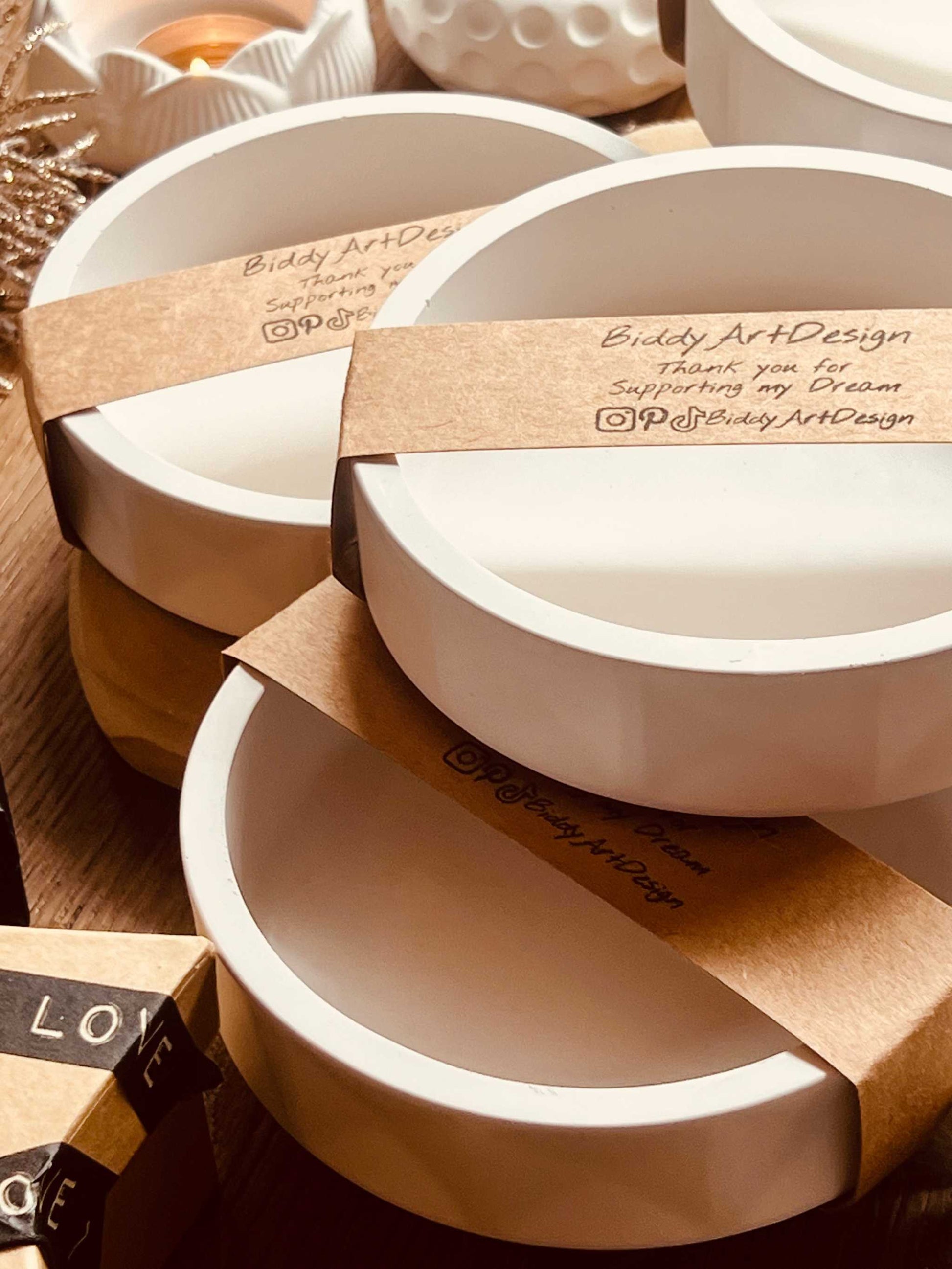 Handcrafted Gießkeramik bowl "The Round One" with minimalist design, ideal for jewelry and small items.Handgemachte Giesskeramik Schale Weisse Deko schlicht