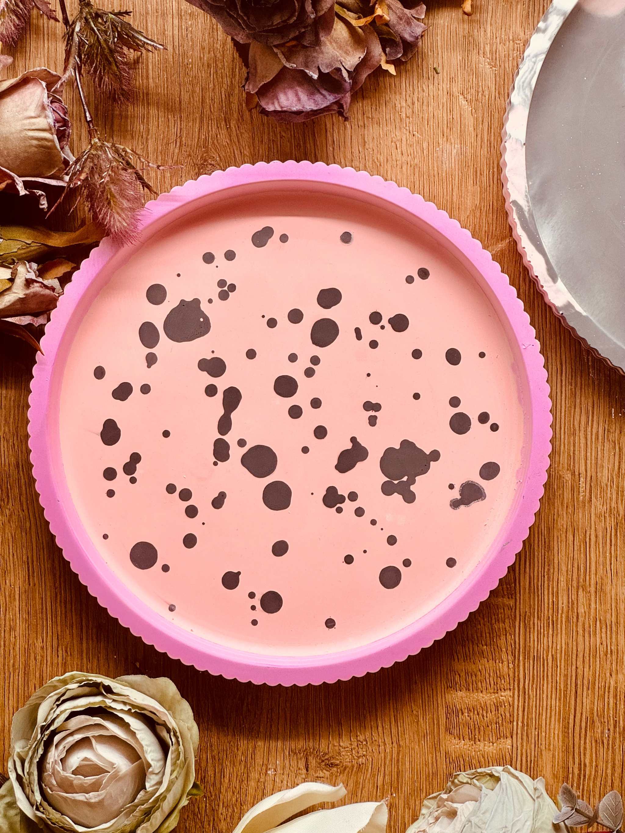 Gießkeramik Tablett: Pastellfarbenes Tablett-Set aus Keramik mit individuellen Mustern: Pink mit Tupfen, marmoriertes Grau, und farbenfrohe Spritzer in Rosa und Blau. Perfekt als Geschenk oder Dekoration.Handgemachte Giesskeramik Tabletts Weisse Deko kreativ