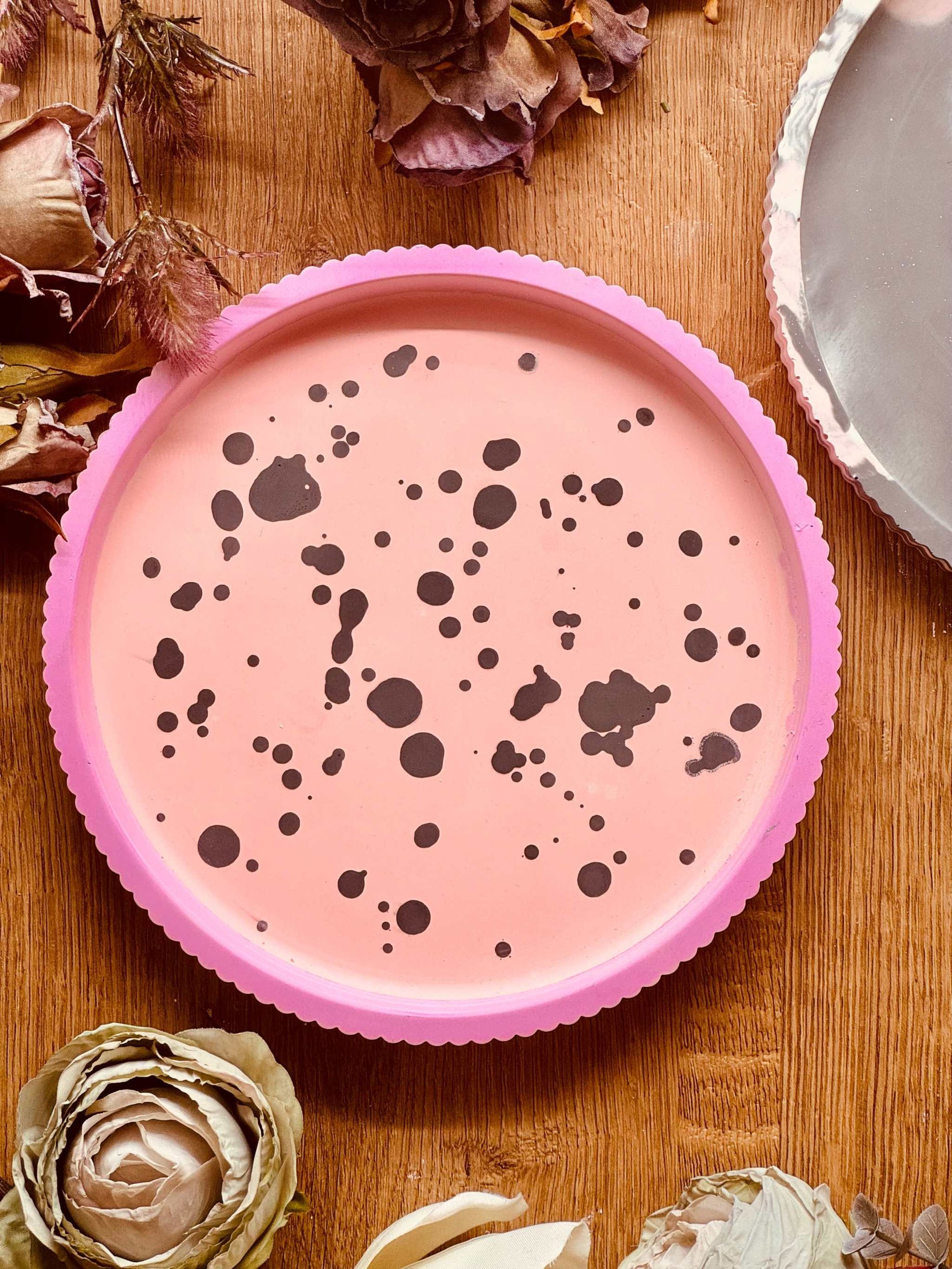 Gießkeramik Tablett: Pastellfarbenes Tablett-Set aus Keramik mit individuellen Mustern: Pink mit Tupfen, marmoriertes Grau, und farbenfrohe Spritzer in Rosa und Blau. Perfekt als Geschenk oder Dekoration.Handgemachte Giesskeramik Tabletts Weisse Deko kreativ