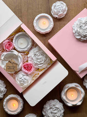 Hochwertiges Deko-Set aus Keramikblumen und Teelichthalter in einer liebevoll gestalteten rosa Verpackung – stilvoll und einzigartig.Handgemachte Kerzen im Geschenkset mit Teelichtern und weisser Giesskeramik Deko