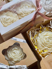 Handgefertigte Pfingstrosen-Kerzen oder Keramikdeko in einem dekorativen Set – stilvolle Geschenkidee, nachhaltig und einzigartig.Handgemachte Kerzen und Giesskeramik Pfingstrosen im stilvollen Geschenkset Peony