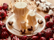 Handgemachte Rapswachskerze in ausgefallener Form – umweltfreundlich, vegan und perfekt als stilvolles Geschenk oder Deko.
Die Kerzen werden mit handgemachten, weissen Tabletts aus Giesskeramik zum Blickfang.