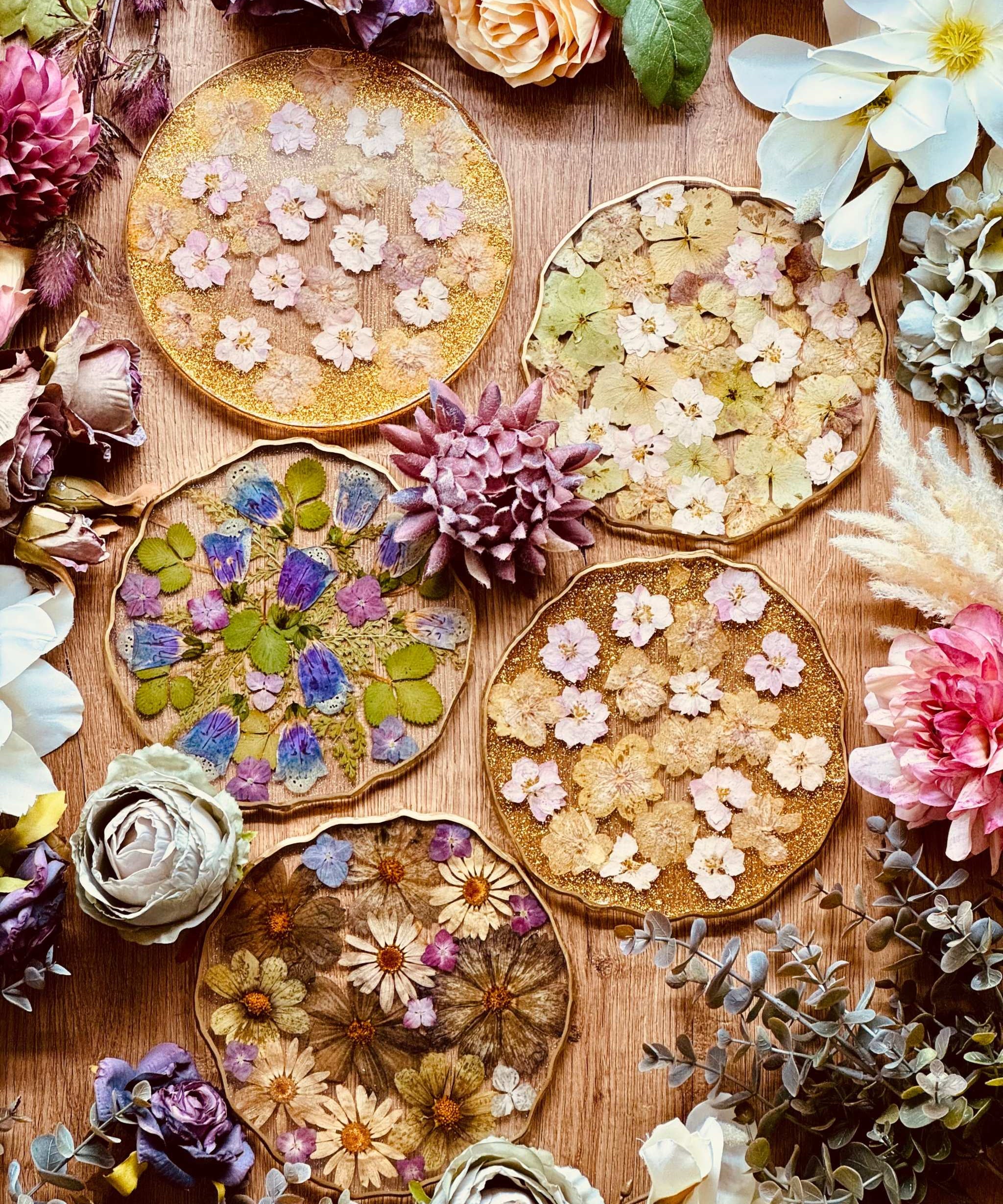 Handgemachte Resin-Tabletts mit echten Blumen und goldenen Akzenten als einzigartige Deko und Geschenkidee