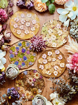 Tablett aus Resin mit Blumen und goldenen Details