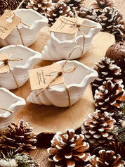 Set aus weißen Gießkeramik-Muschelschalen, ideal als Dekoration oder für die Aufbewahrung von Kleinigkeiten.Handgemachte The Shell Giesskeramik Schale Weisse Deko