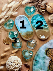 Handgemachte blaue Schmuckschalen aus Resin mit Muscheln in verschiedenen Formen als dekorative Unikate