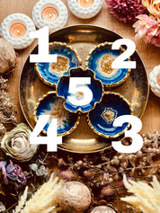 Handgemachte blaue Schmuckschalen aus Resin mit goldenen Details auf goldener Dekoschale, Durchmesser ca. 10cm