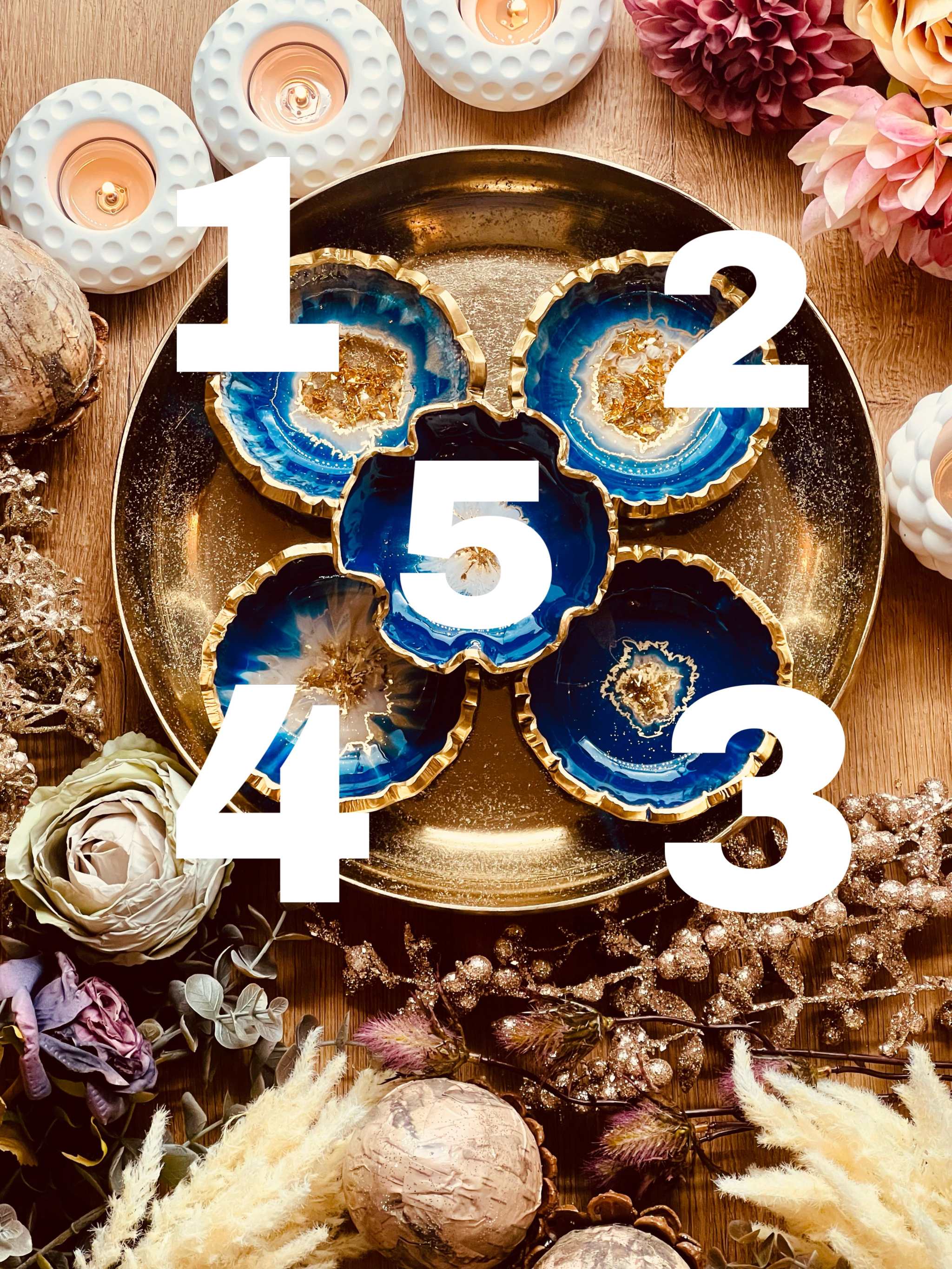 Handgemachte blaue Schmuckschalen aus Resin mit goldenen Details auf goldener Dekoschale, Durchmesser ca. 10cm