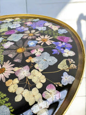 Handgemachter Epoxidharz Couchtisch auf Metallbasis – bunte Trockenblumen als Hingucker, floral und modern zugleich