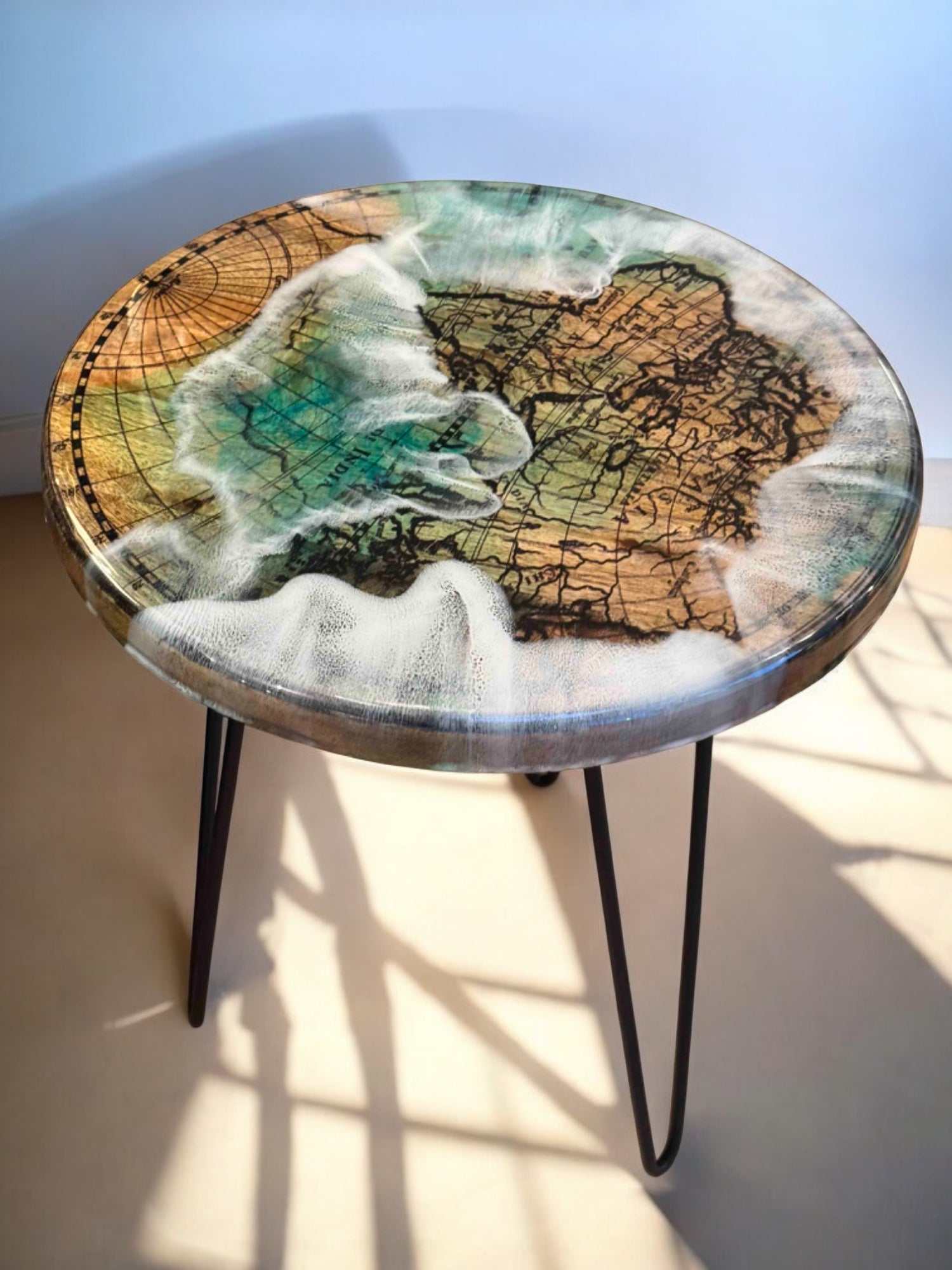 Handgemachter Epoxidharz Couchtisch mit Karte, Mangoholz und Resin – runder Tisch mit 40 cm Durchmesser, stabiles Metallgestell