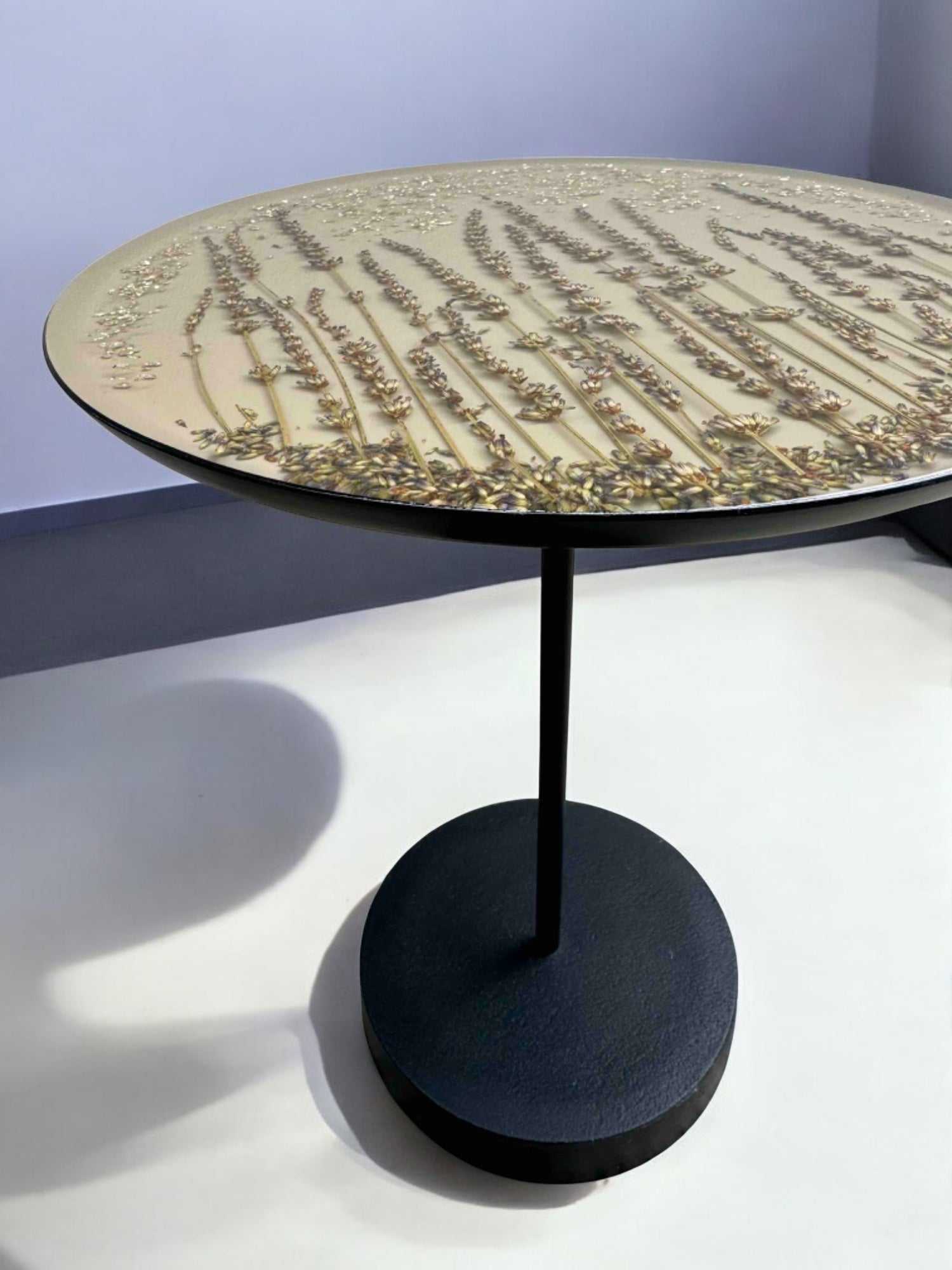 Handgemachter Epoxidharz Couchtisch mit Lavendelblüten und silbernem Glanz – Natur trifft auf modernes Design, 33x43 cm, stabil und edel
