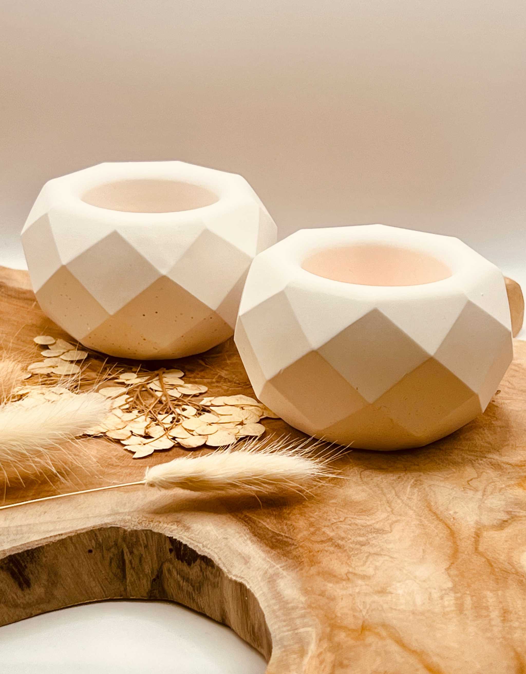 Weißer Teelichthalter aus Gießkeramik, handgefertigt, ideal für Teelichter und moderne Dekoration.Handgemachter Giesskeramik Geometric Halter Weisse Deko