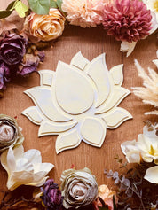 Gießkeramik Tablett: Cremefarbenes Lotus-Tablett, inspiriert von der natürlichen Schönheit der Lotusblüte, ideal für eine stilvolle Dekoration.Handgemachtes Giesskeramik Lotus Tablett Weisse Deko