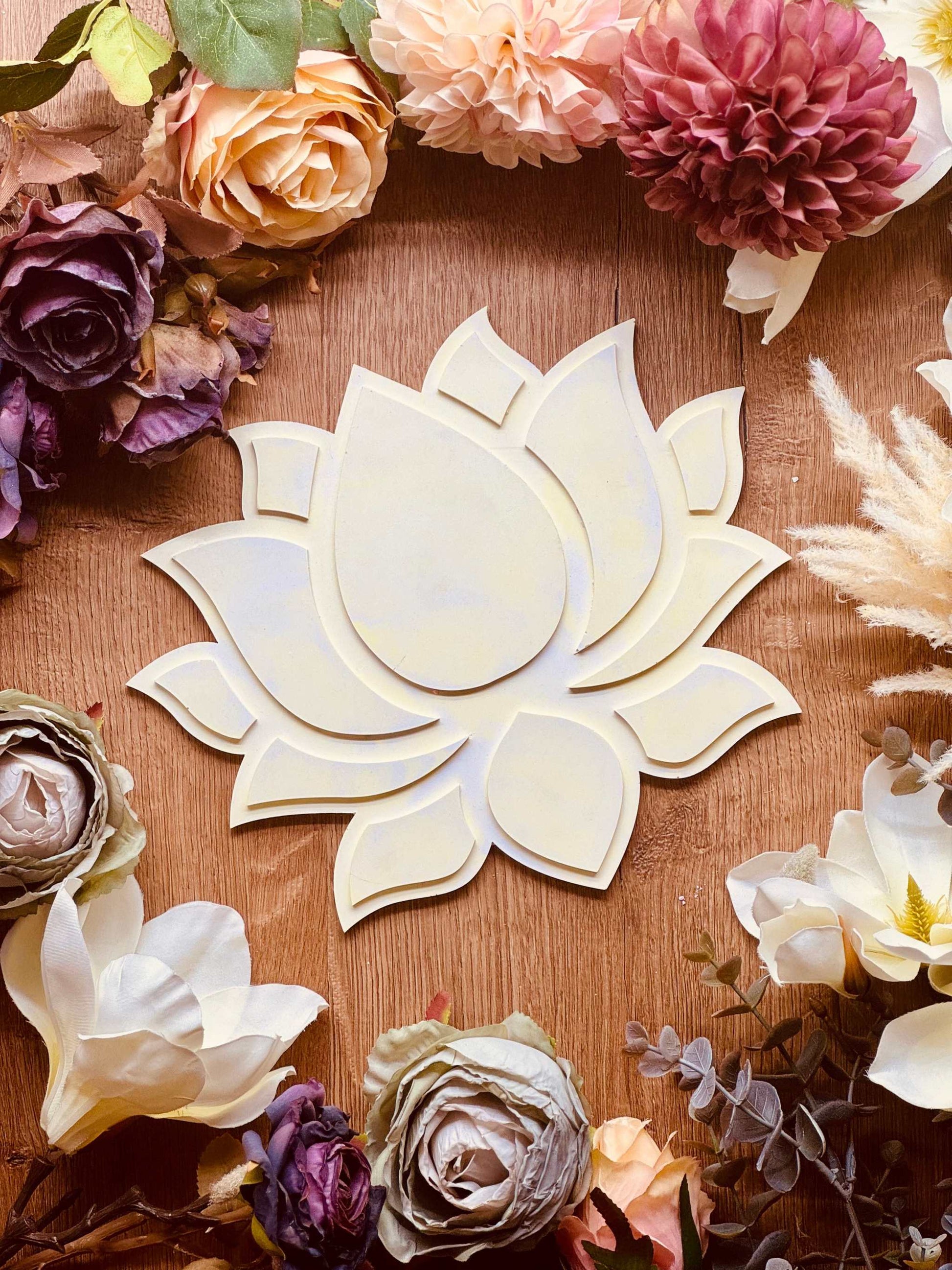 Gießkeramik Tablett: Cremefarbenes Lotus-Tablett, inspiriert von der natürlichen Schönheit der Lotusblüte, ideal für eine stilvolle Dekoration.Handgemachtes Giesskeramik Lotus Tablett Weisse Deko