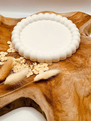 Handgefertigte runde Gießkeramik-Untersetzer mit modernem Kugeldesign, perfekt für Tische.Handgemachtes Giesskeramik Tablett Weisse Deko Small Bubbles