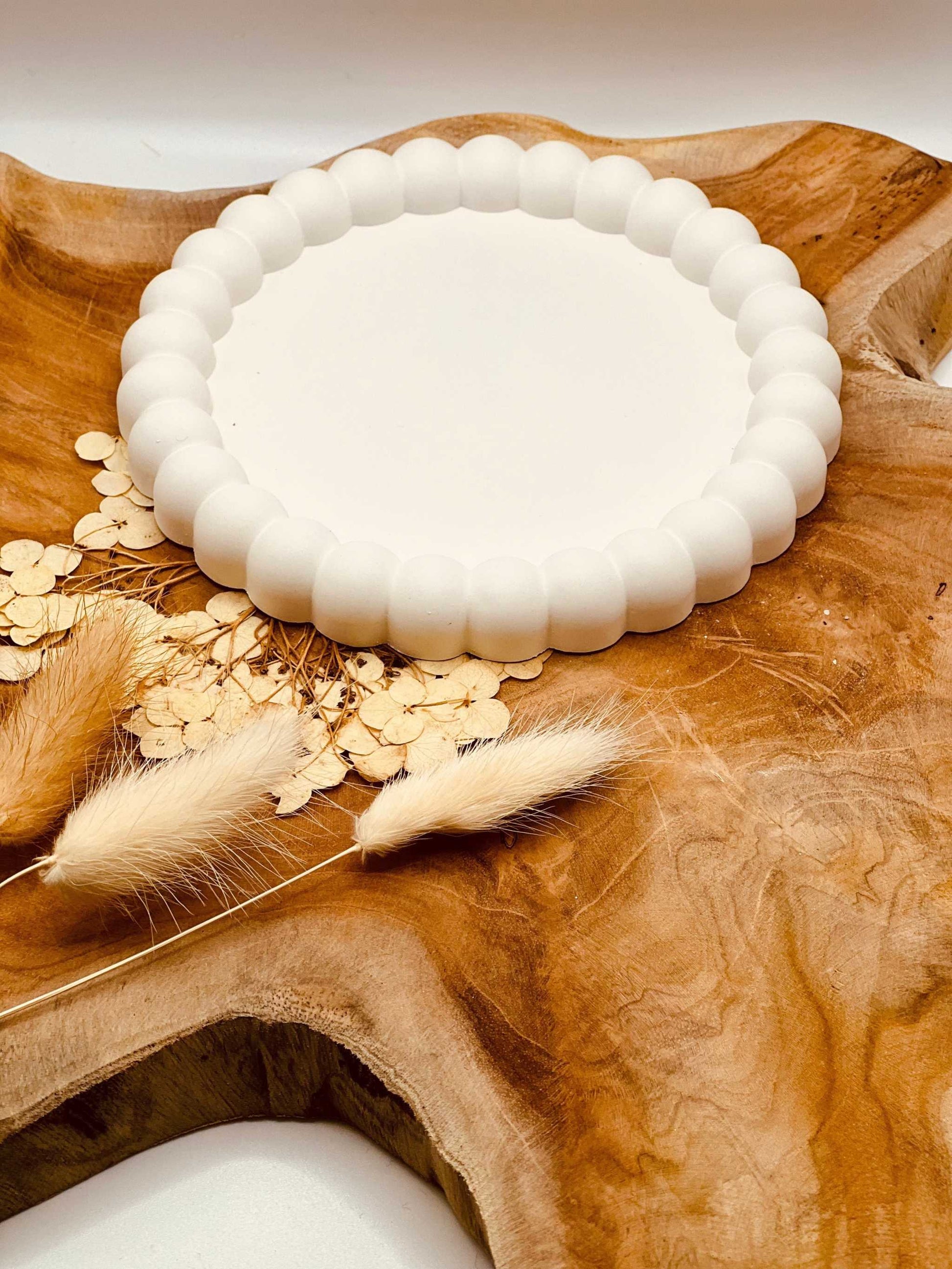 Handgefertigte runde Gießkeramik-Untersetzer mit modernem Kugeldesign, perfekt für Tische.Handgemachtes Giesskeramik Tablett Weisse Deko Small Bubbles