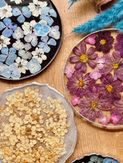 Handgemachtes Resin Tablett mit getrockneten Blumen und silbernen Details, ca. 17 cm, einzigartige Dekoration