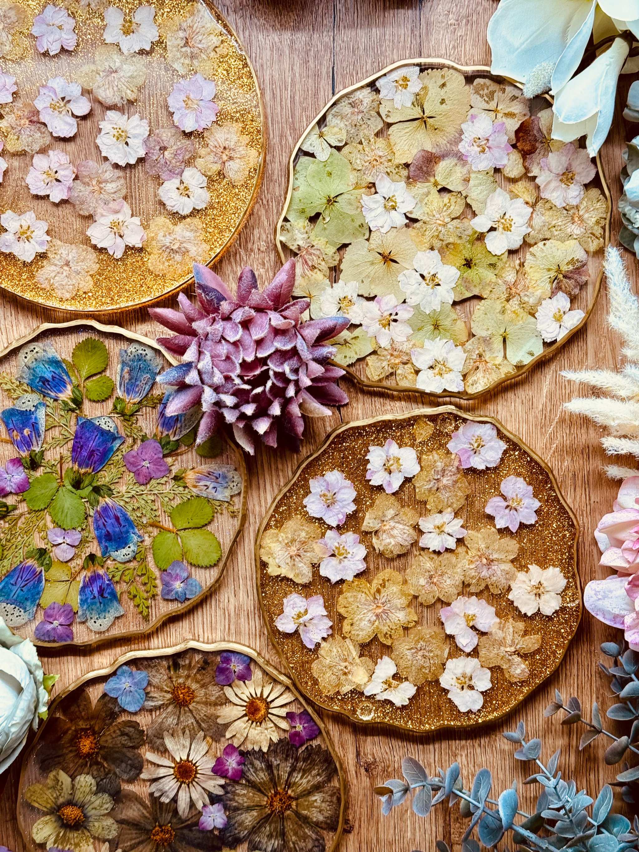 Handgemachtes Tablett aus Resin mit Hortensien, Blumen und goldenen Details als Dekoration und Geschenk