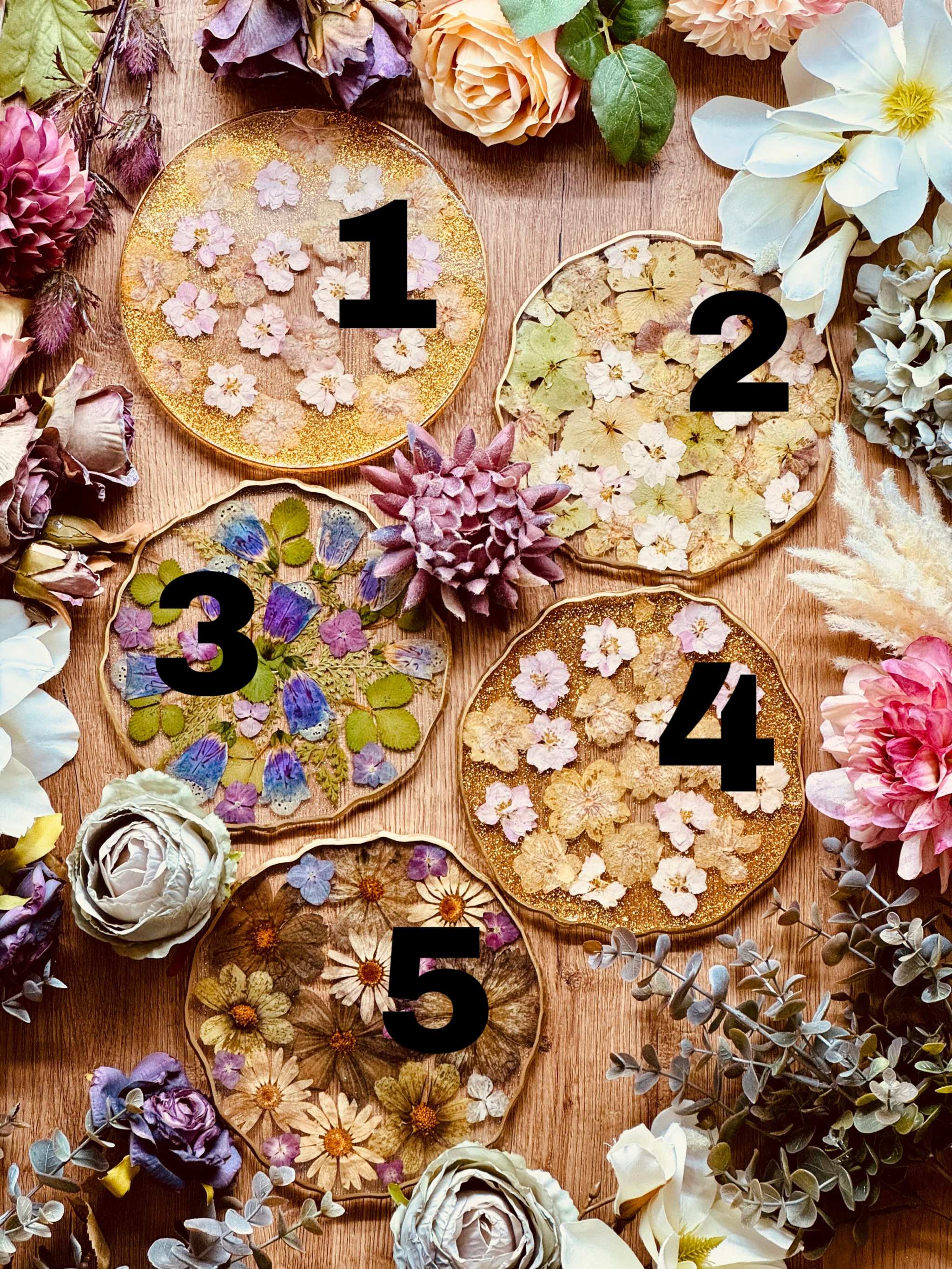 handgemachtes tablett aus resin mit getrockneten blumen und goldenen details als einzigartige deko und geschenk