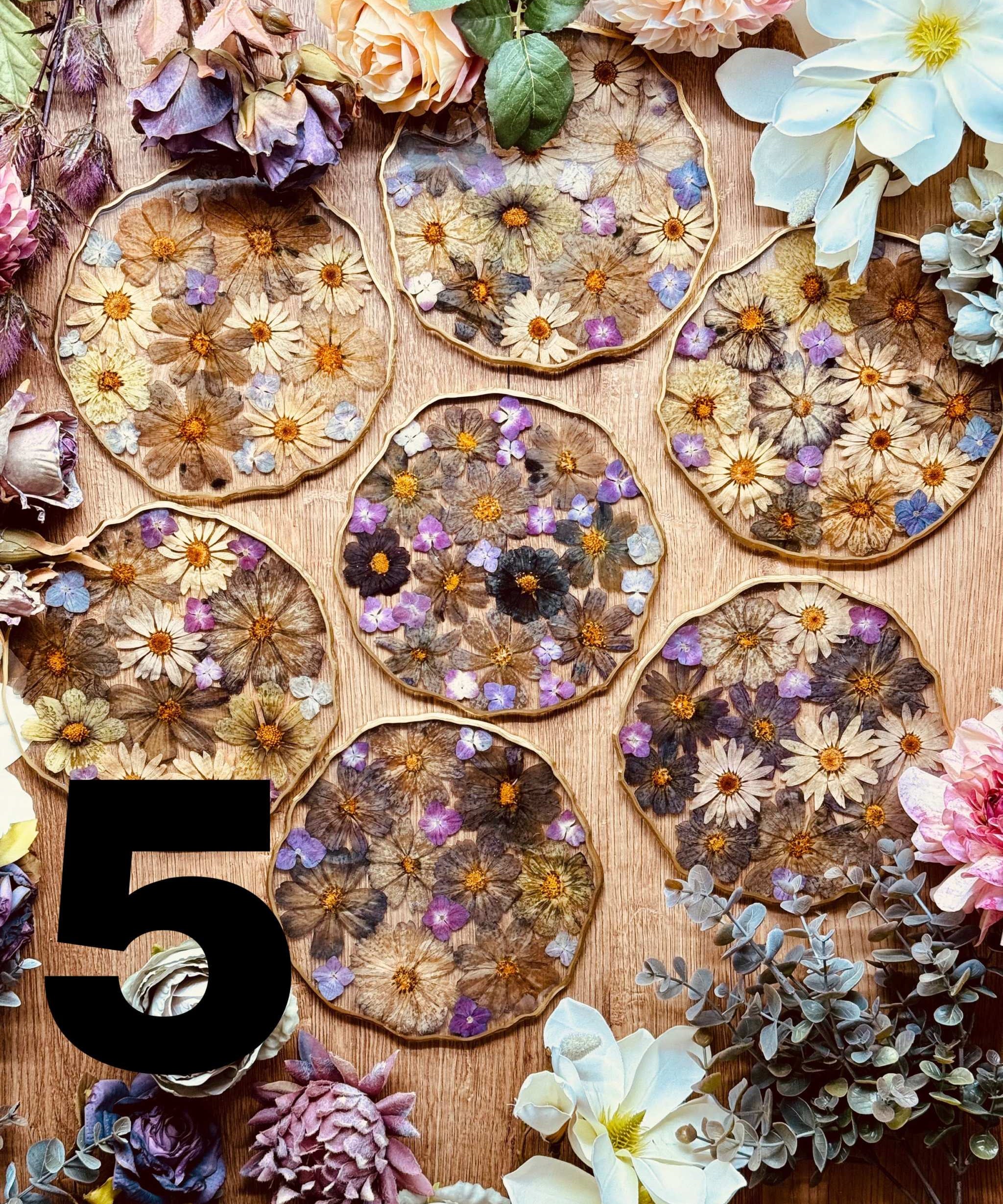 Handgemachtes Tablett aus Resin mit eingebetteten Blumen und goldenen Details als dekoratives Unikat.