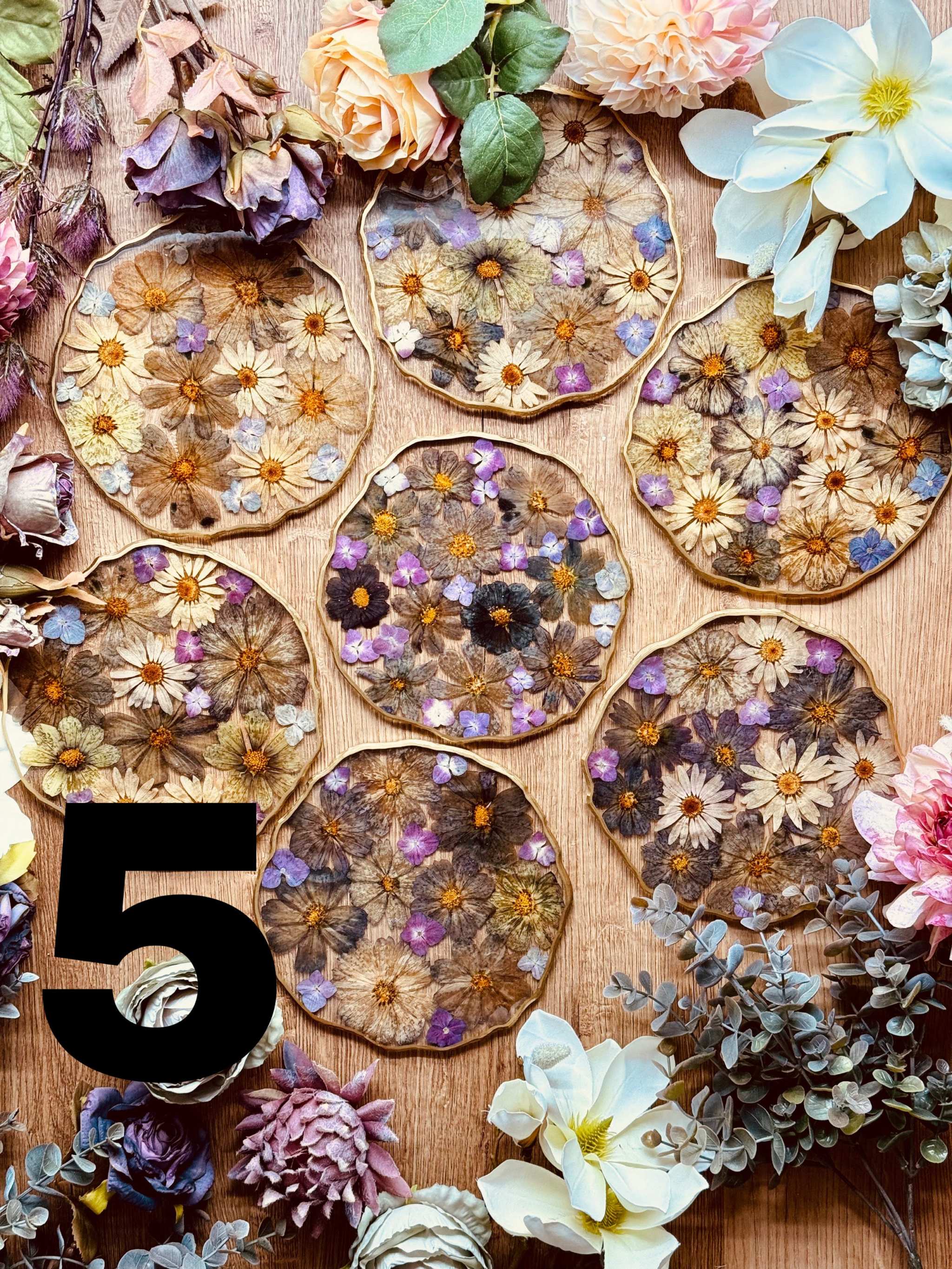 Handgemachtes Tablett aus Resin mit eingebetteten Blumen und goldenen Details als dekoratives Unikat.