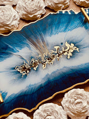 Handgemachtes blau-weißes Resin Tablett mit goldenen Details und wellenförmigem Rand, 40x23 cm.