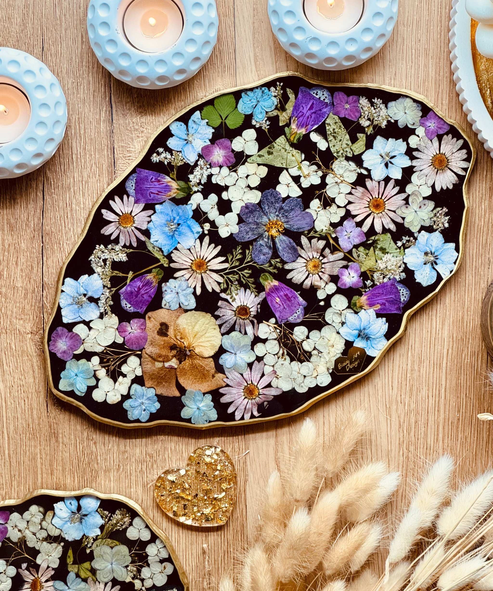 Handgemachtes schwarzes Resin Tablett mit eingebetteten Blüten und goldenen Details, einzigartige dekorative Ablagefläche.